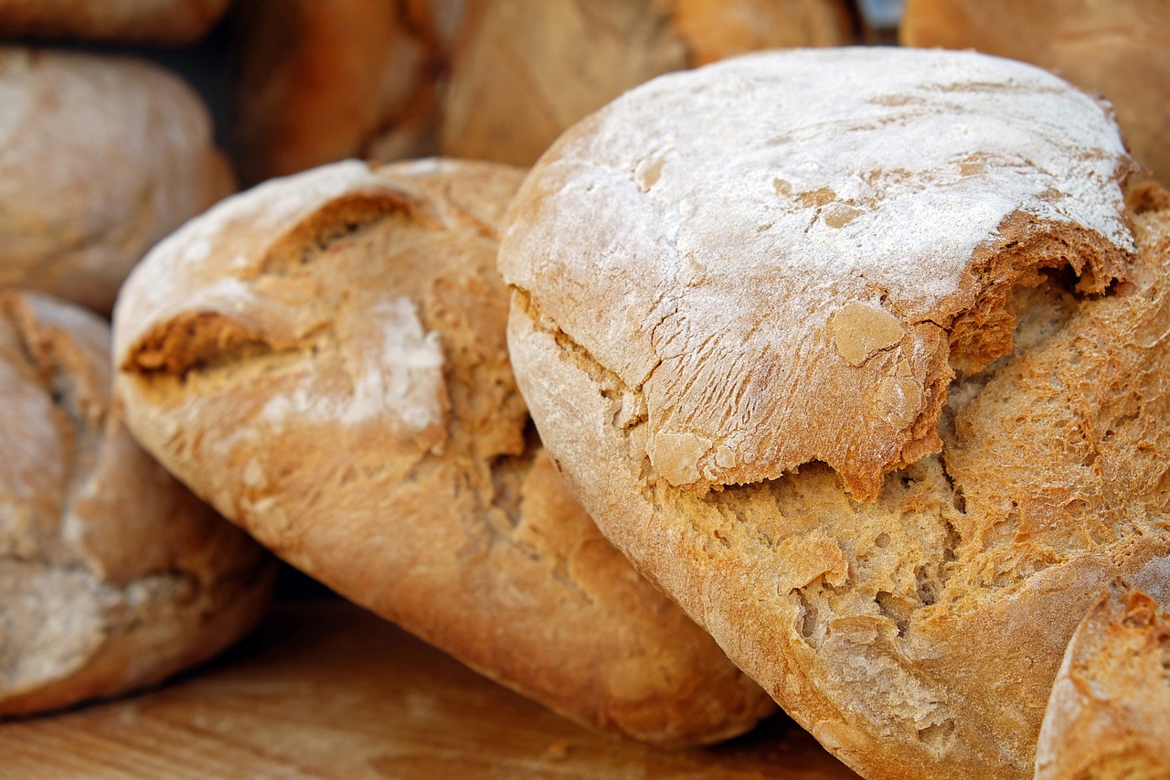 Tradycja i symbol polskiej gościnności - co warto wiedzieć o chlebie dożynkowym?
