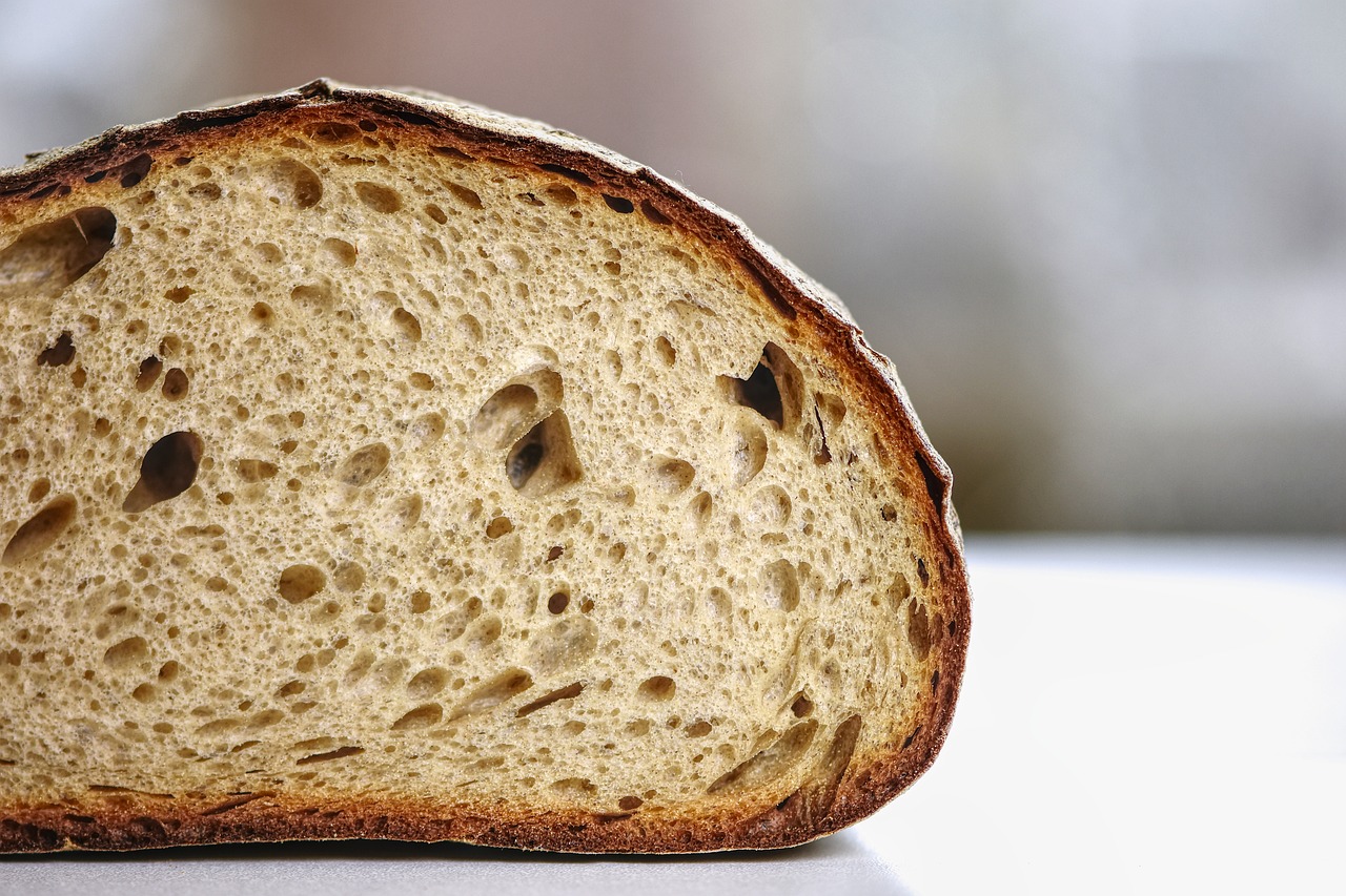 Tradycyjna uczta z chlebem dożynkowym
